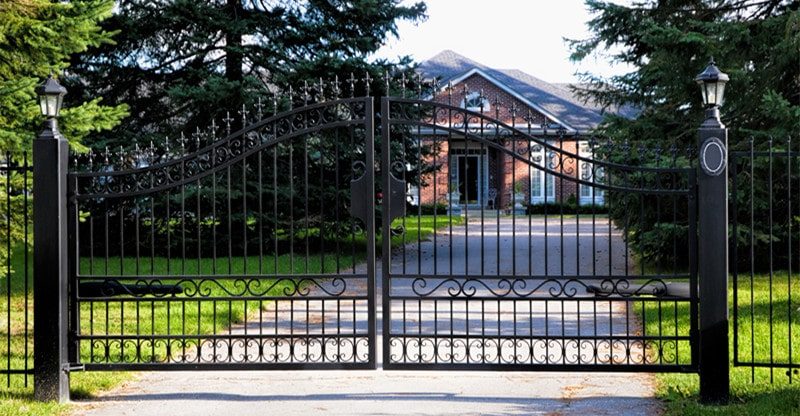 Putting in a Driveway Gate: 5 Ideas and Tips